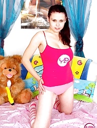 Brunete girl showing her big and natural boobies