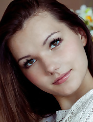 Sexy skinny teen has a incredible teen pussy